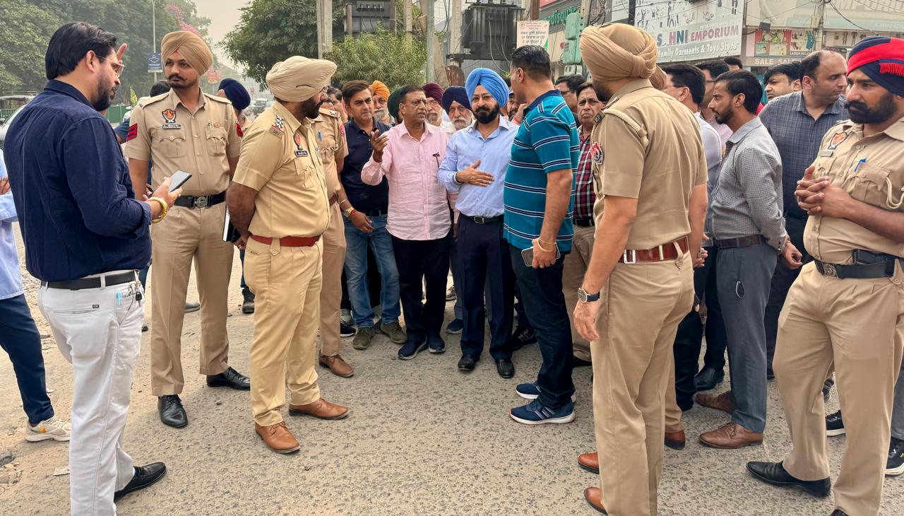 ਕੋਹਲੀ ਨੇ ਲੀਲਾ ਭਵਨ ਮਾਰਕੀਟ ਐਸੋਸੀਏਸ਼ਨ ਦੀ ਮੰਗ 'ਤੇ ਲਾਏ ਗਏ ਬੈਰੀਕੇਡਿੰਗ ਹਟਵਾਏ